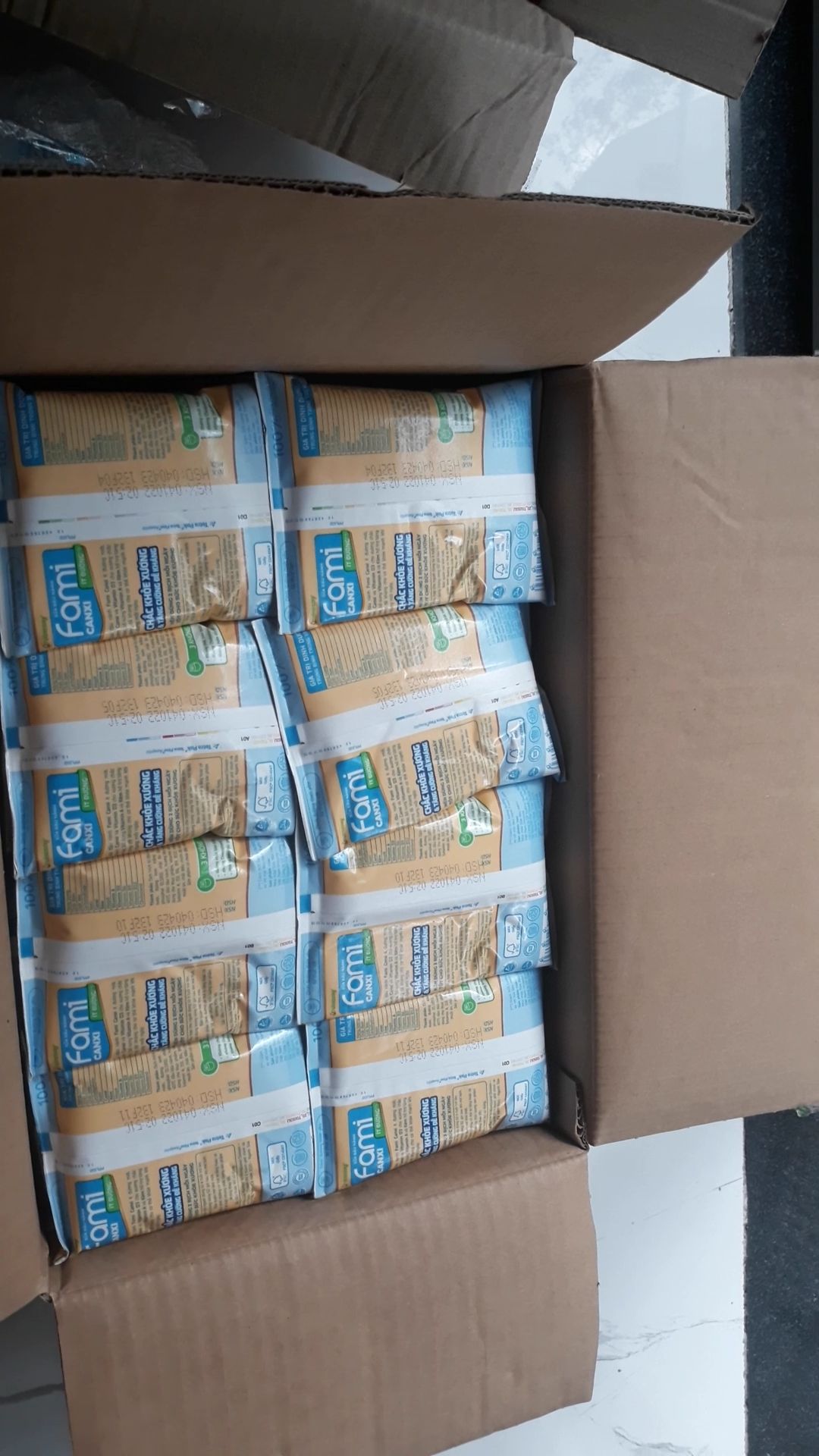 Sữa Fami này uống ngon lắm, loại này bổ sung canxi và ít đường tốt cho cơ thể, nói chung sữa đậu nành Fami vị nào uống cũng ngon hết á, 😊😊😊. Sữa đậu nành date lại rất xa, các bạn yên tâm mua hàng nhé!Tiki đóng gói hàng hết sức cẩn thận luôn, giao hàng nhanh chóng, mình nhận được hàng ngay trong ngày đặt hàng luôn, dù là chọn giao hàng tiết kiệm, anh shipper thân thiện, dù trời đang mưa lất phất, anh ấy vẫn không quản khó khăn, vẫn giao hàng cho mình, kiện hàng của mình vẫn được giao trong tình trạng tốt nhất, 👍👍👍😊😊😊. Cảm ơn Tiki nhiều lắm, thương Tiki nhiều lắm nè Tiki ơi! Mãi ủng hộ Tiki nhiều! 😘😘😘🥰🥰🥰