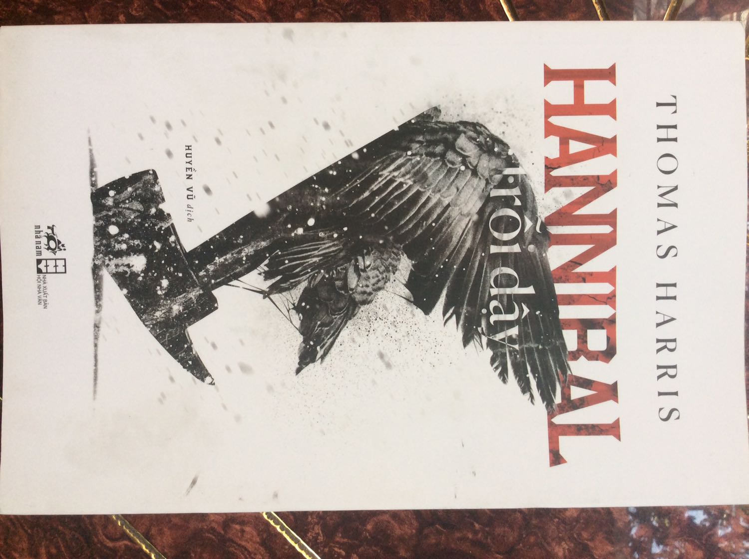 Mình đặt mua hôm 25/6 và vẫn như tác phong của Tiki, giao hàng rất nhanh. Nhưng lần đầu tiên mình bị trường hợp như thế này. Sách rất bụi, còn dính cả vết xước đen to đùng ở mặt sau sách. Bên trong thì có trang bị gấp mép. Từng đây lỗi mình có thể bỏ qua cho đến khi mình thấy gáy sách có vết cắt?!?! Cuốn này chỉ mới phát hành gần đây, chẳng lẽ đã thành hàng tồn kho rồi?! Mình rất thích đặt sách ở Tiki và mình sẽ tiếp tục ủng hộ. Nhưng sự đặc biệt thất vọng này thì mình phải nói ra! Hy vọng trong tương lai sẽ không gặp trường hợp như này nữa.