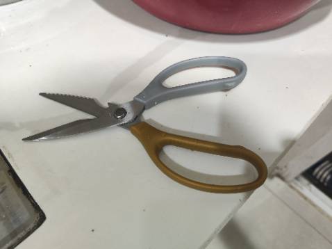 Tay nắm nhựa 2 màu, ko giống hình ảnh giới thiệu. Size Hơi nhỏ hơn tưởng tượng, chưa rõ có cắt gà hoặc các đồ k/t lớn được ko