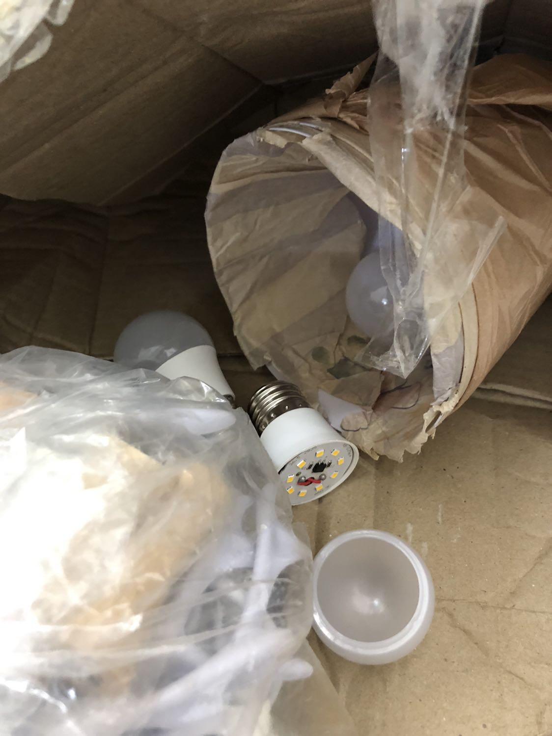 Yêu cầu tiki lấy hàng lại và tôi sẽ mua shop khác, ko thể chấp nhận kiểu gói hàng vô tâm của shop này