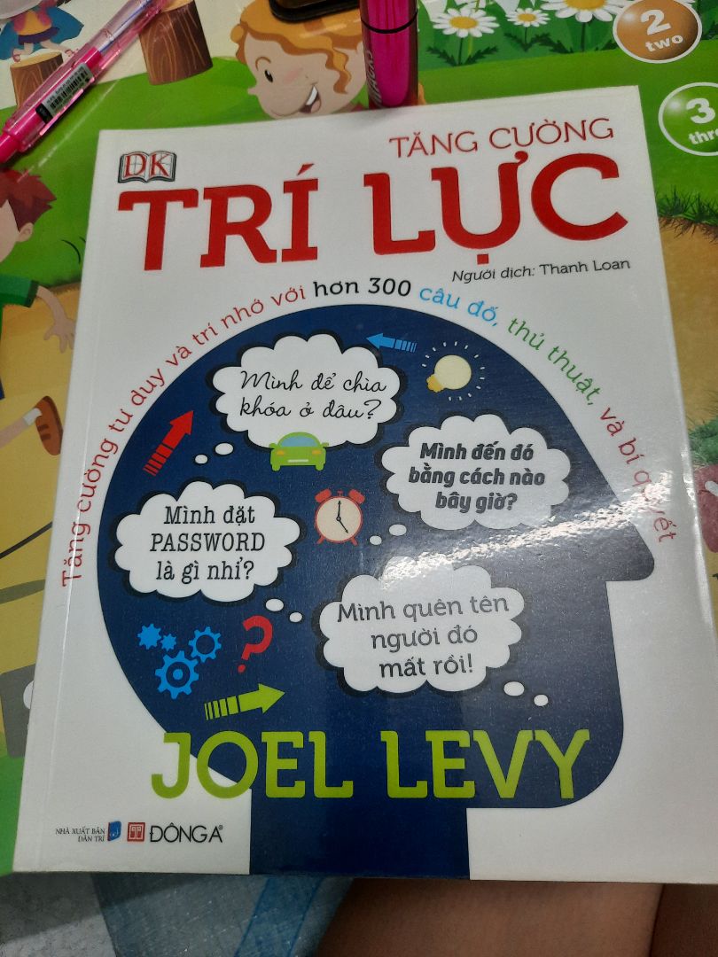 sách màu đặc sắc, tuy nhìn sách có vẻ hơi dơ, nhưng giá sale vậy là ok rồi, chưa đọc nên chưa biết sách hay không