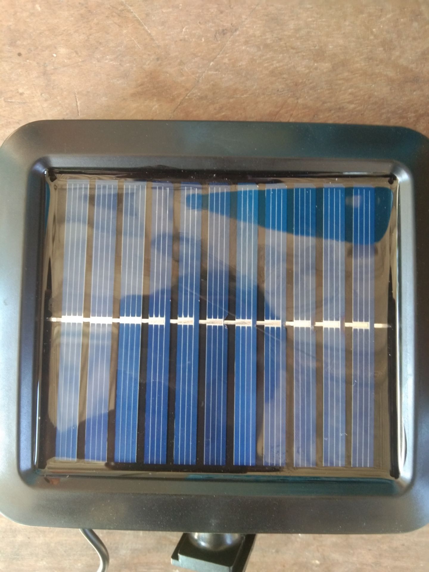 hàng đóng gói cẩn thân. mặt pin năng lương mặt trời bị trầy xước. chất lượng để trải nghiêm xem đã hàng đóng gói cẩn thân. mặt pin năng lương mặt trời bị trầy xước. chất lượng để trải nghiêm xem đã