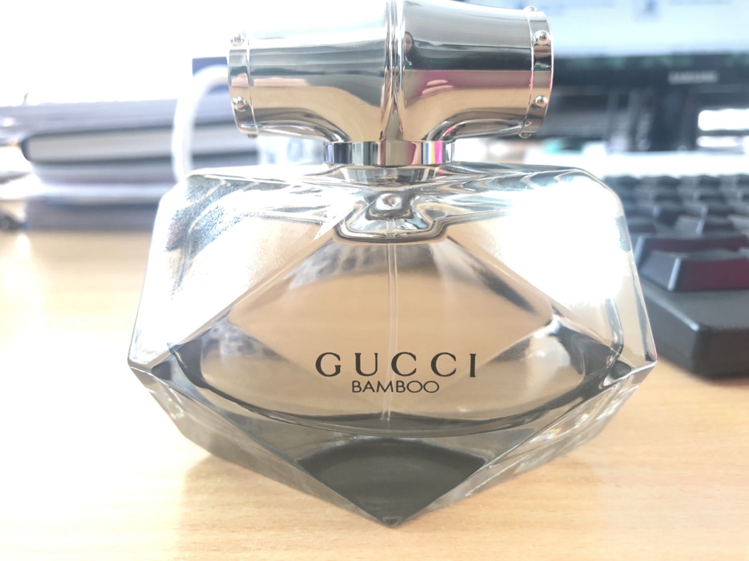 Tiki gói hàng kỹ, hộp còn bao bọc và tem dán 2 đầu luôn. Chai 75ml to đùng, xài mấy năm luôn quá. Nói là bamboo nên mình nghĩ nó tươi mát xanh rì này kia. Thực tế ngoài cái nắp vỏ như là đốt cây tre ra thì còn lại nó ở 1 bầu trời khác hẳn luôn. Mùi hương thiên ngọt, tông ấm, có cá tính riêng, ko bị đại trà, thích hợp thu đông, độ bền khoảng 3-4h nếu xịt ra khoảng ko rồi bước tới. Còn xịt trực tiếp lên cơ thể thì nồng chịu ko nổi. Mùi hương này xịt nhẹ để đi làm cũng được. Mình thích mùi tươi mát hơn mà chai bloom đặt cùng lúc chai này lại ko có hàng. Chán ghê.