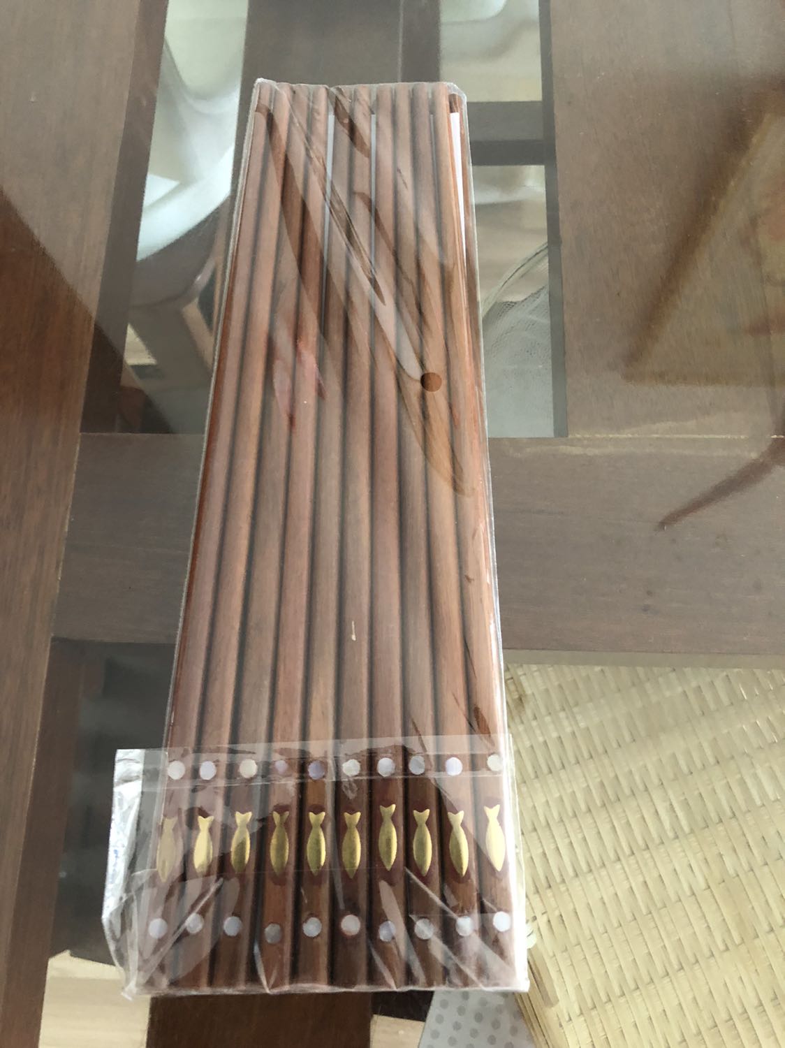 Tôi rất hài lòng với đũa shop giao. Sau những lần mua đũa online mà bị *** thì lần này tôi đã rất hài lòng. Cảm ơn shop đã giao đúng hàng như mô tả. Đũa rất đẹp, chắc chắn, gắp không bị trơn.