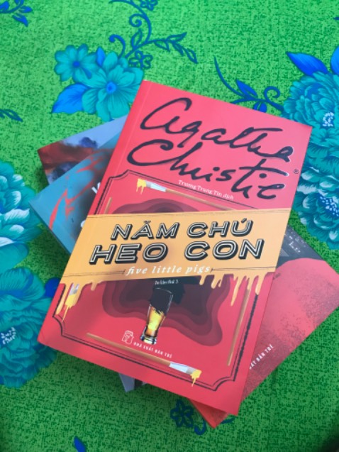 Một trong những tựa sách hay của nữ hoàng viết truyện trinh thám Agatha Christie.

Nếu bạn là fan của AC thì chẳng có lý do gì để bỏ qua.

Còn nếu bạn mới làm quen với tác giả này thì cuốn này rất thích hợp để bắt đầu.

5 nghi phạm của 16 năm trước.

1 câu đố hóc búa và đáp án vẫn đang chờ người giải.

Here we go