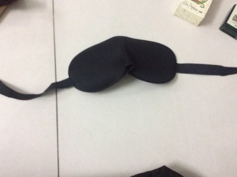 vừa tầm giá, giá rẻ nên sản phẩm cũng rất đơn giản, mua về chịu khó khâu cái đường viền lại nếu không sẽ bị vải ra vải mút ra mút ạ. nhưng có nó giúp mình ngủ tốt hơn trong nghịch cảnh là ở chung với người ngủ trễ hơn mình. hihi