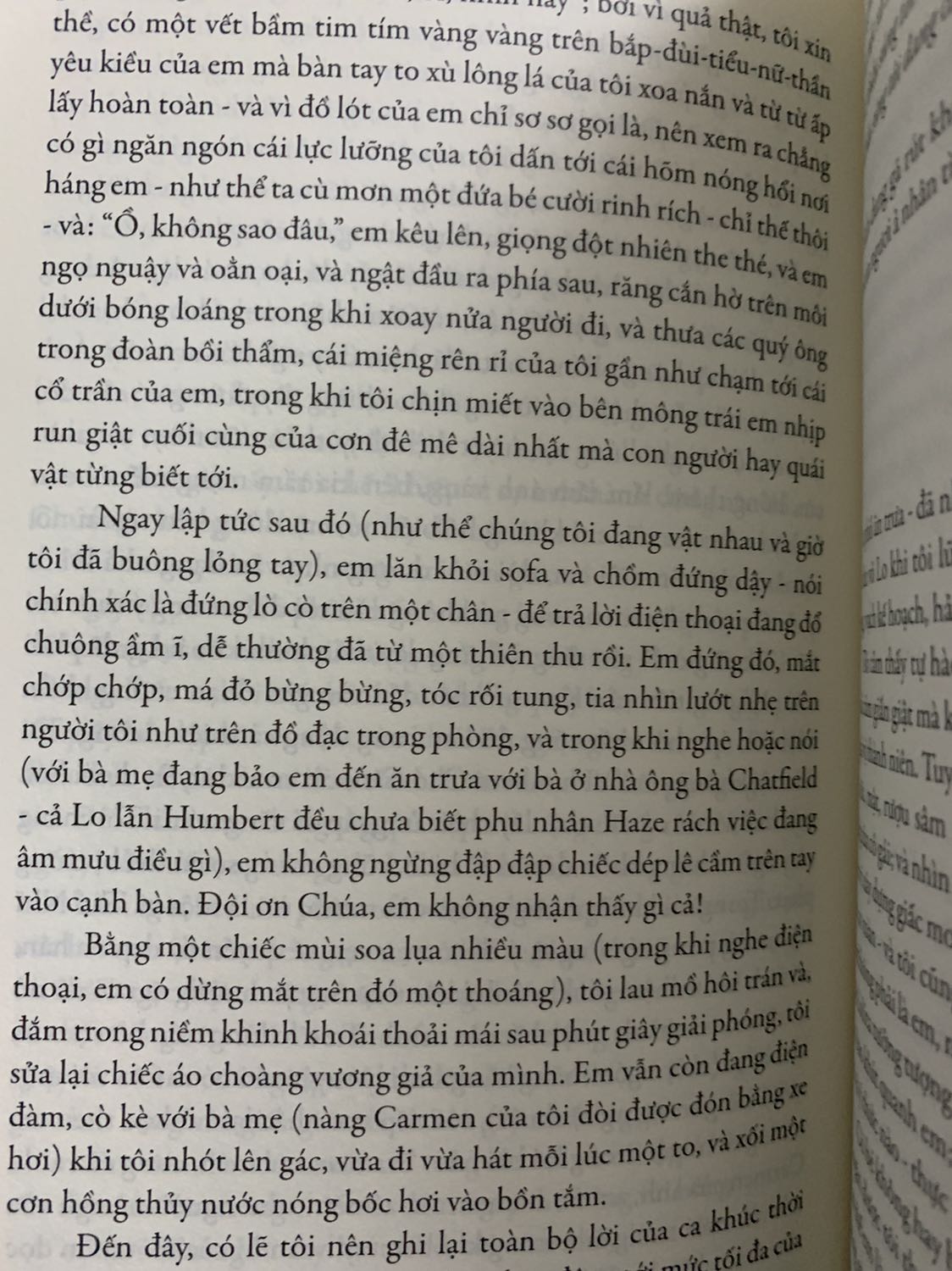 sách đẹp, nhưng bị cấn ở bìa sách mình mong muốn từ lần sau các nhà bán hàng bên tiki và tiki trading hãy dùng bọc chống sốc để bảo quản sách nguyên vẹn khi vận chuyển vì chẳng ai muốn cuốn sách của mình giao đến tay mà bị bụi bẩn hay quăn cả
