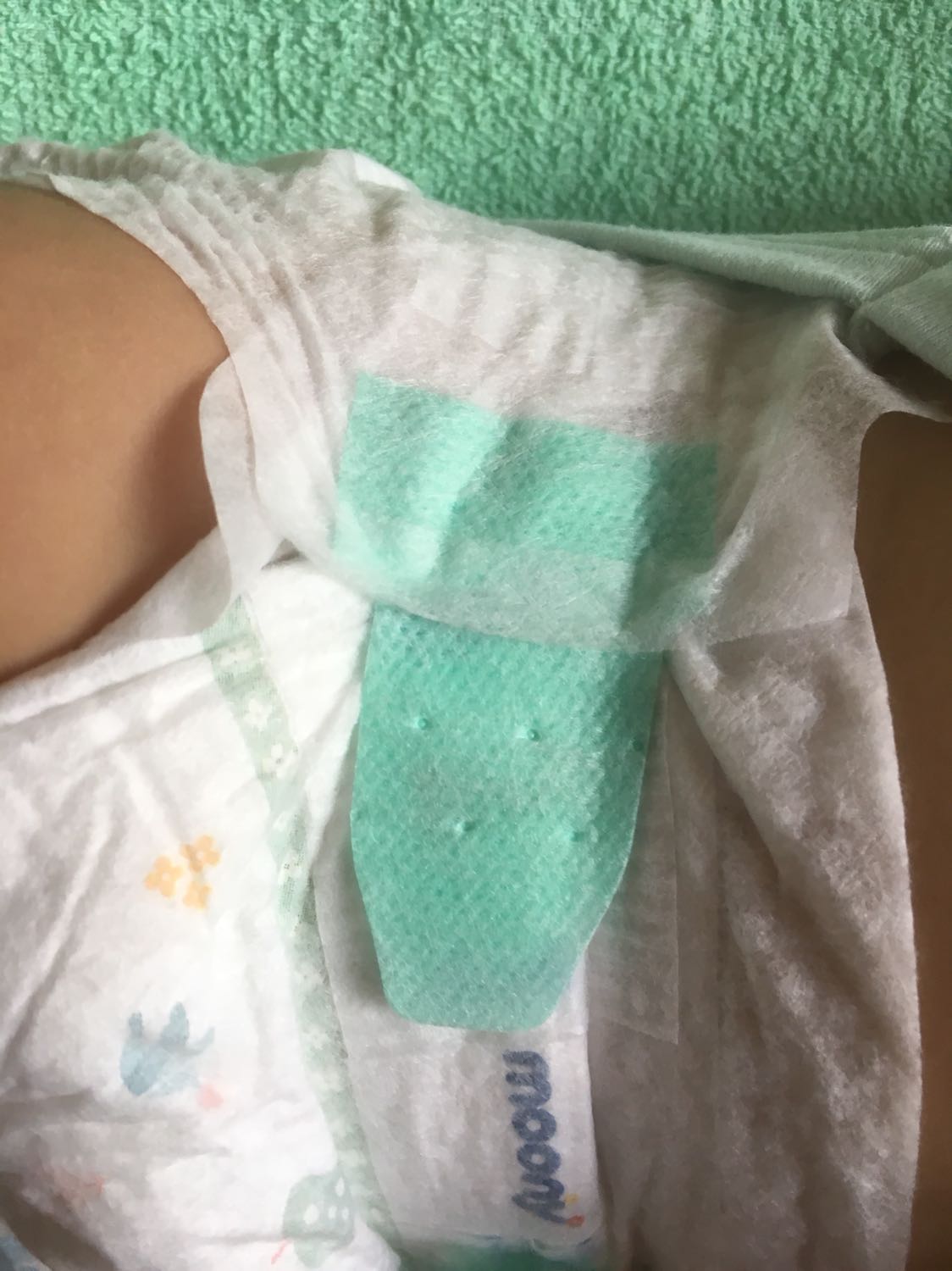 Mình rất tin tưởng mua tã trên tikki nên ít khi phải gửi nhận xét, mình cho bé mặc tã moony từ NB đến giờ gần 4m rồi. Đợt trc mua thì tã rất ok nhưng đợt này mình cảm thấy tã có vẻ mỏng, bé mình mặc 3 ngày đều bị tràn, ướt đồ, ướt nệm mà ngủ 2 tiếng đã vậy. Đợt trc mua mặc ngủ xuyên đêm, bé dậy áo quần, nệm vẫn sạch sẽ không ướt át gì. Vậy mà đợt này cảm thấy hơi thất vọng vì chất lượng.