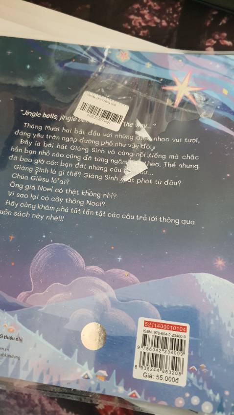 Trải nghiệm tệ khi mua hàng. Mình mua sách và có chọn bọc sách book care. Tuy nhiên khi nhận hàng, lật phía sau sách vẫn còn miếng nilon dán mã sách mà còn là ở phía trong lớp bìa bọc. Và phần ngoài bìa bọc thì lại có vết decal dán bị bóc ra để lại vết như này. Ủa shop k kiểm tra trước khi ship ạ. Hay thấy nhưng vẫn cố tình ship vậy ạ? Sách mình mang tặng mà giờ thế bày tính sao ạ