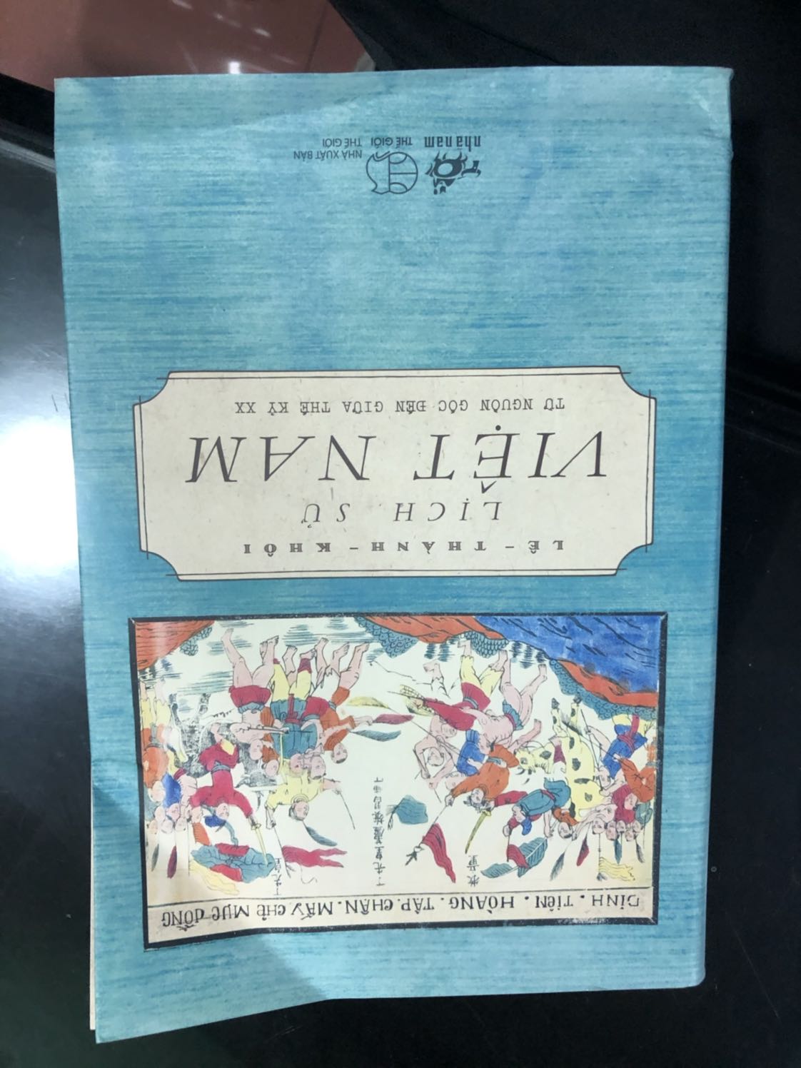 Mình chưa bàn đến nội dung sách nhưng khi mở hộp đựng thấy sách bị xộc xệch, gáy quăn, góc bị gãy như thế này thực sự thất vọng. Mình đặt rất nhiều lần ở Tiki mà lần đầu tiên bị phải ntn. Mong Tiki có chính sách bảo hành tốt