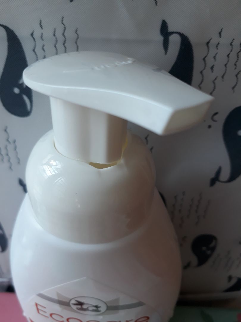 Ưu điểm:
- Mùi vỏ cam thơm dễ chịu, rửa xong tay ko ám mùi thơm hóa chất
- Dạng bọt nên tiết kiệm
- Mềm da, ko nhờn rít hay khô tay
- Ghi là organic và 100% diệt khuẩn nên cảm thấy an tâm sử dụng (trước giờ chỉ tin dùng lifebuoy or safeguard)
Khuyết điểm: muốn xịt được phải xoay vòi ngay cái khe hở, vòi ko đúng vị trí đó coi như khóa lại, ko ấn xuống được.
Tiki đóng gói kỹ mà vẫn chảy 1 ít xa bông ra ngoài.
Nhưng túm lại vận cho 5 sao.