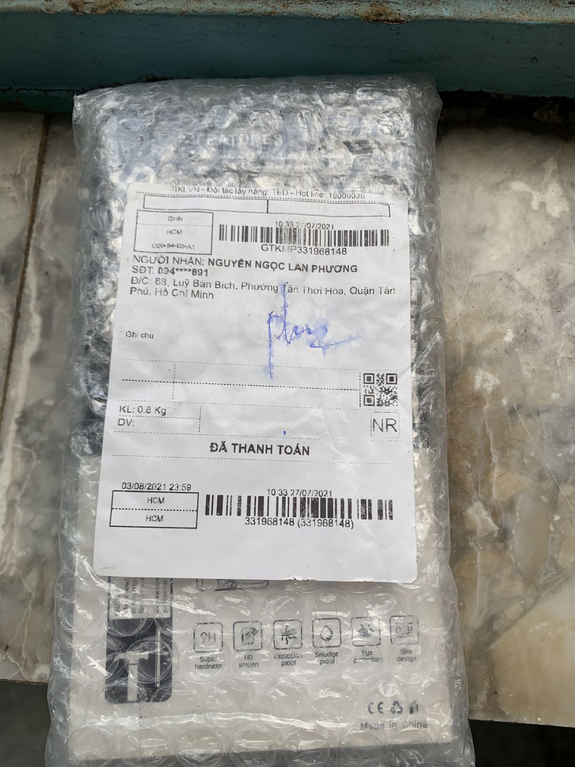 Đặt bộ kích bình ma giao miếng dán màn hình.