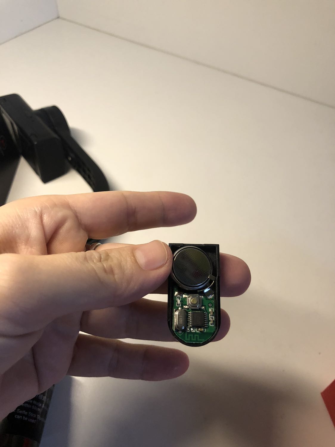 Sản phẩm đẹp, cây hoạt động tốt. Nhưng điều khiển Bluetooth bị hỏng, đã bỏ ra lắp lại pin như trong sách hương dẫn mà ko được