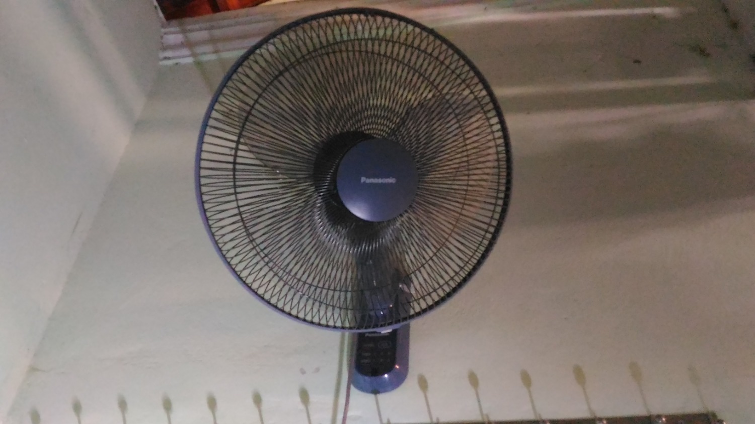 Đúng như một số khách hàng đã mua, giá thành khá cao so với thị trường.
Khi nhận hàng, bao bì đóng bị cong gập, xốp phần mô tơ bị vỡ, rất may quạt vẫn chạy tốt về sau chưa biết thế nào. Việc nào không biết do lỗi vận chuyển hay nhà cung cấp đóng gói.
Tôi rất mong shop Tiki cần chú trọng khâu vận chuyển và đóng gói thật tốt hơn nữa để không làm mất lòng tin khi mua hàng ở Tiki!