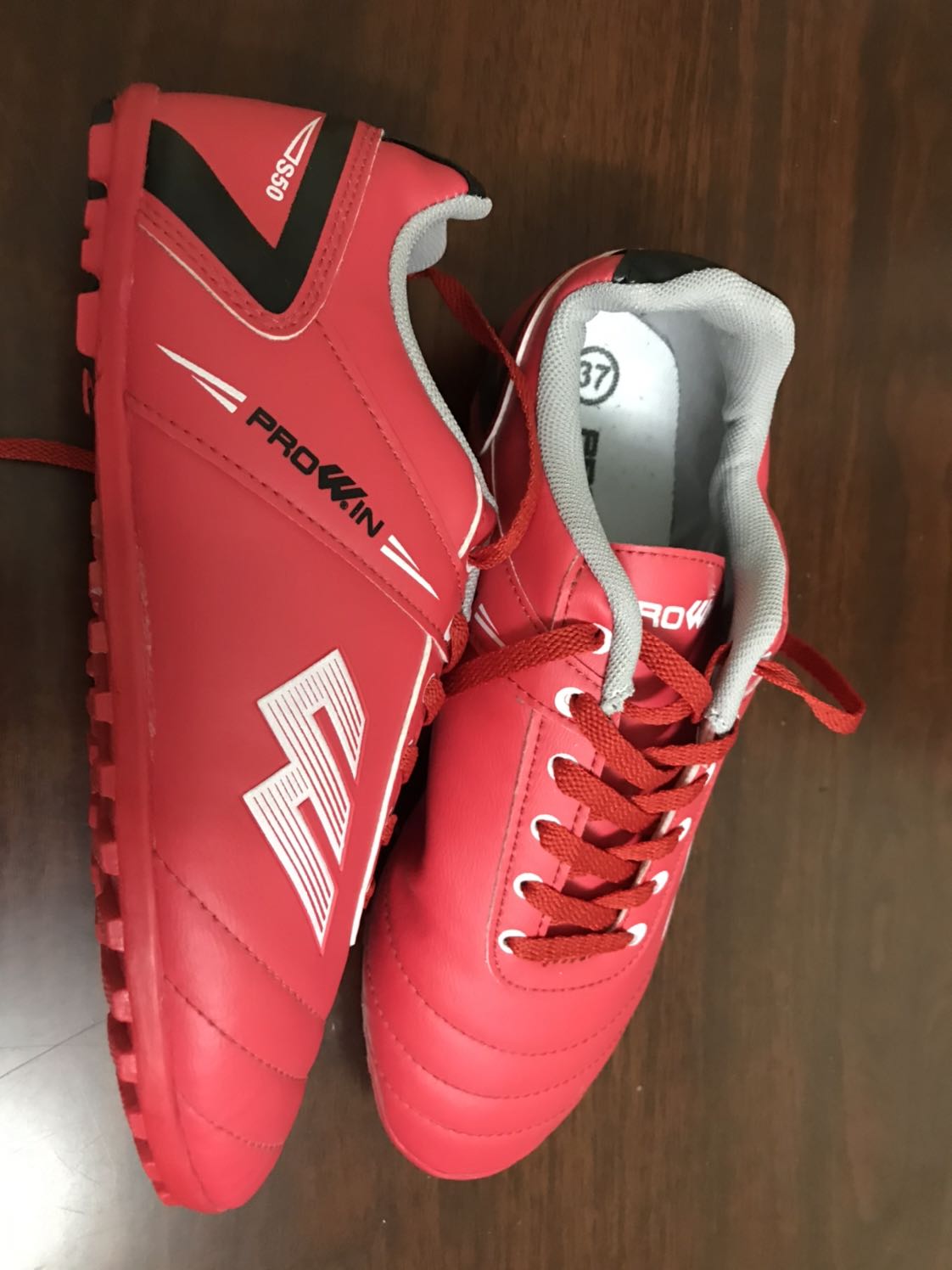 Giá niêm yết thực tế của cty Prowin là 189.000 đồng, nhưng Shop đã nâng giá lên gần gấp đôi là 289.000 đồng, rồi lại ghi giảm giá 50%, còn 145.000 đồng. Làm ăn thế này là không trung thực, mục đích là để khách hàng tham rẻ vì được giảm giá nhiều nên mua. Mình thật sự không thích kiểu bán hàng như thế này. Tiki nên xem lại cách làm ăn của shop.

Còn giày mình nhận được chỉ giống màu chứ mẫu mã không hề giống. Về chất lượng thì phải sử dụng mới biết được.