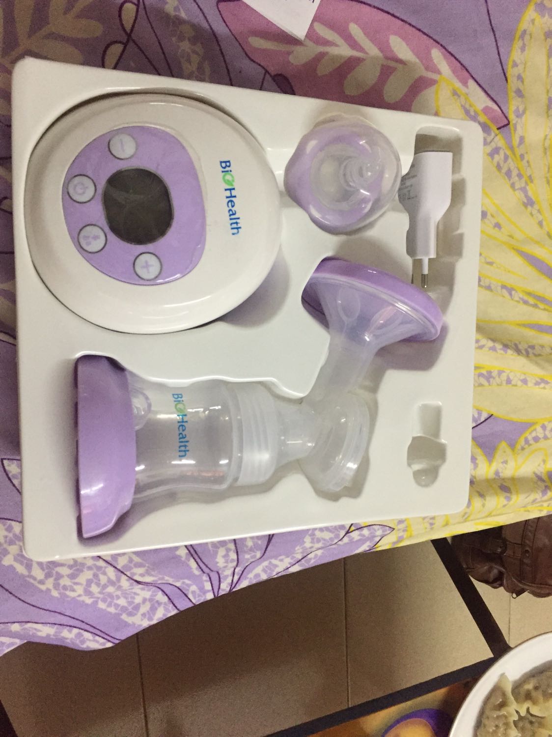 Khui sp ra tôi thấy có 1 lỗ nhỏ trên khay trống. Không biết trong quá trình đóng gói có làm rơi hay không ạ? (Góc dưới bên trái của ảnh?) Khui sp ra tôi thấy có 1 lỗ nhỏ trên khay trống. Không biết trong quá trình đóng gói có làm rơi hay không ạ? (Góc dưới bên trái của ảnh?)