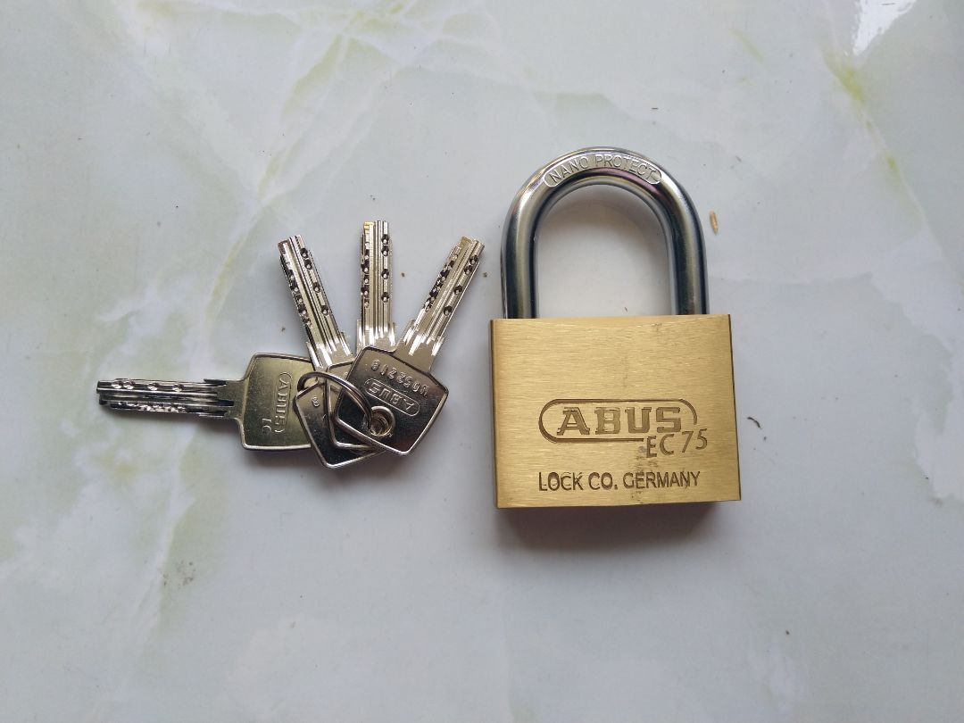 sản phẩm tốt. chắc chắn. nhưng có vẻ nhưng đây là sản phẩm lỗi. logo sản phẩm khắc laser bị lỗi.

sản phẩm chưa được qua qua khâu kiểm tra chất lượng.

tuy nhiên lỗi này không ảnh hưởng đến chức năng sp. cho 3 sao.