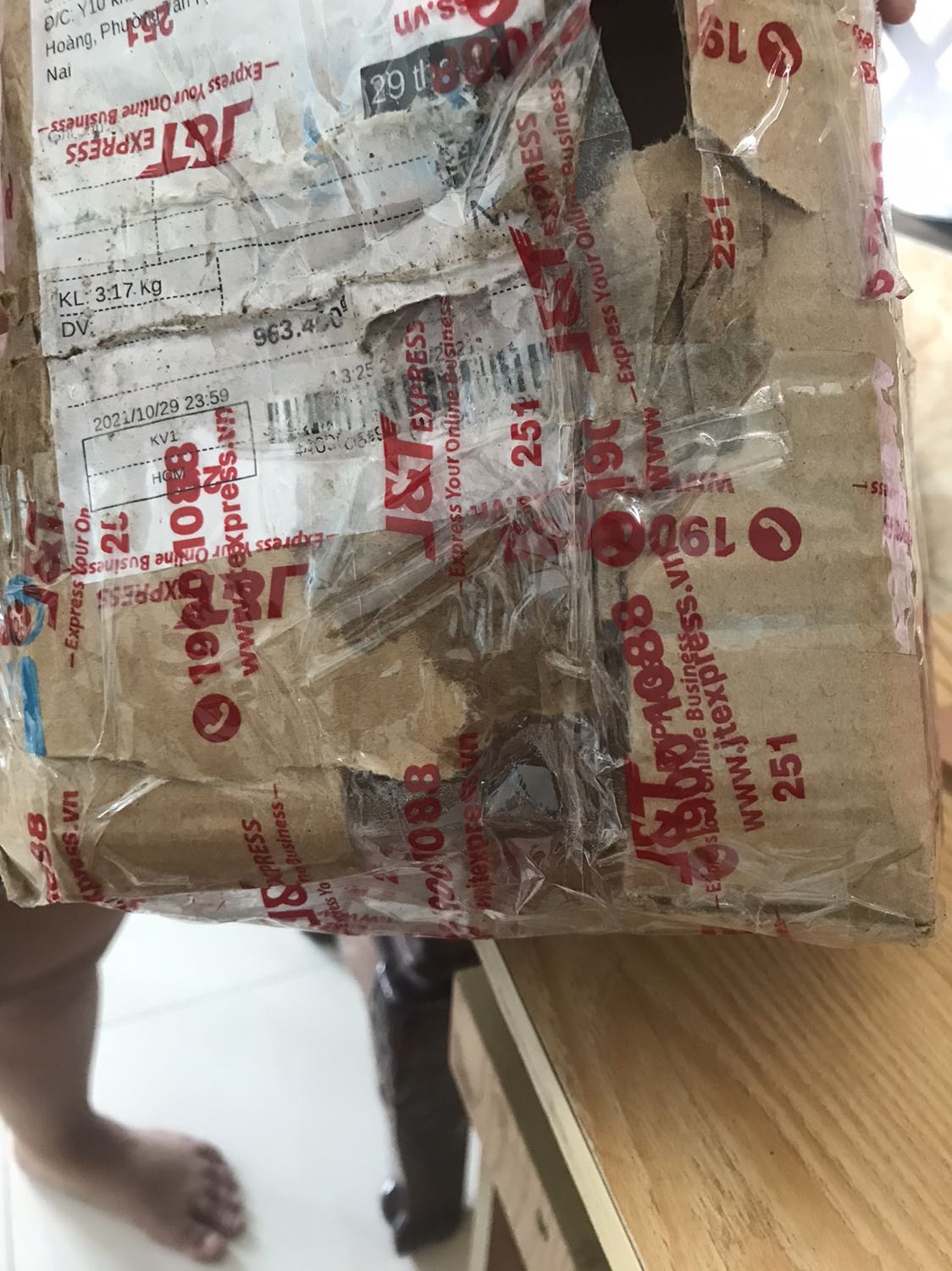 Mọi lần rất ưng mua sách ở Tiki nhưng lần này thật sự rất rất thất vọng từ cách đóng gói cho đến bảo quản sách. Sách bọc cẩu thả ko chống sốc cong hết mép sách, bẩn hết sách nhìn sách mà xót xa. Mình tức lắm với lần giao hàng này của tiki