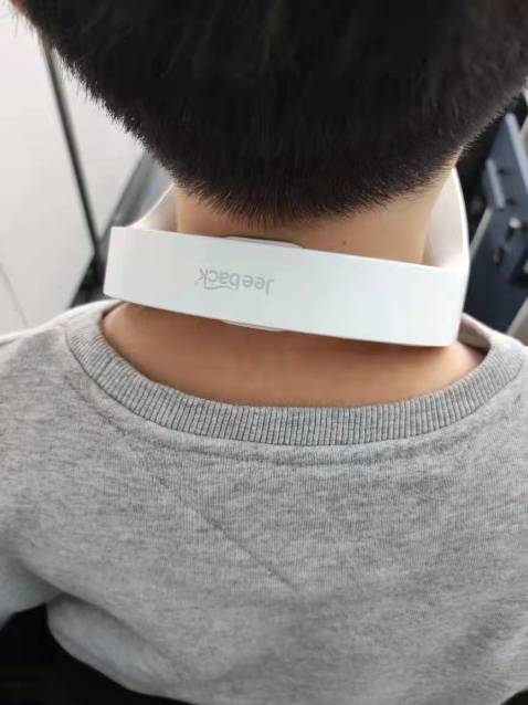 Nhóc con phải đeo khi học bài, sử dụng điều khiển qua điện thoại hay bấm remote đều được. Hàng nguyên seal, có thể điều chỉnh nhiệt và mức độ mát xa. Rất là ok.