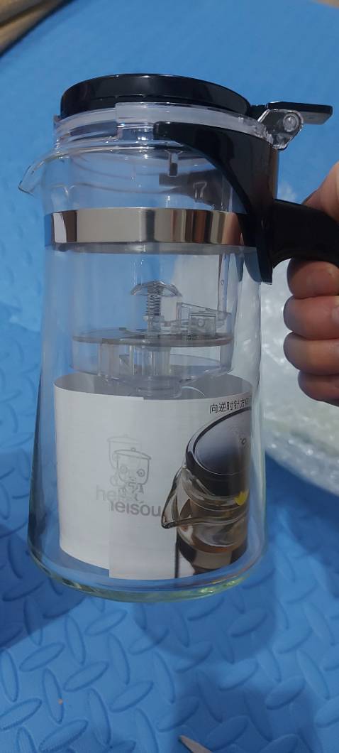 Sản phẩm lỗi, dù đã vặn chặt van nhưng nước vẫn nhỏ giọt ra ngoài, mà nhắn tin shop không trả lời. Sản phẩm phần ngoài t kb chất liệu gì, nhưng phần đựng trà là bằng nhựa 7, nhựa chịu nhiệt, kp thủy tinh. Phần chăm sóc khách hàng của Tiki cũng chán, khi mà shop nt k trả lời, thì phần Đổi/trả hàng của Tiki cũng k hoạt động đàng hoàng luôn. Phần đánh giá sp cũng chỉ cho gửi ảnh lên, k cho gửi video lên rồi mn cũng chẳng biết lỗi sp ntn luôn.