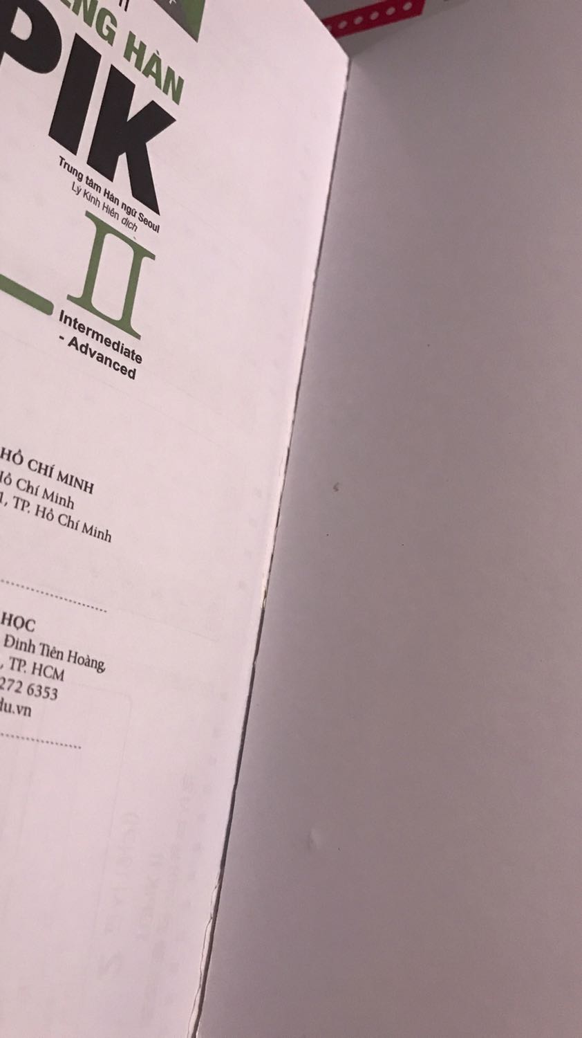 Sách được giao rất đúng hẹn ạ. Nhưng có điểm trừ lớn đó là phần gáy sách không được mới và bị bong. Cảm giác như đã được mở rất nhiều lần rồi ạ. Sách được giao rất đúng hẹn ạ. Nhưng có điểm trừ lớn đó là phần gáy sách không được mới và bị bong. Cảm giác như đã được mở rất nhiều lần rồi ạ.
