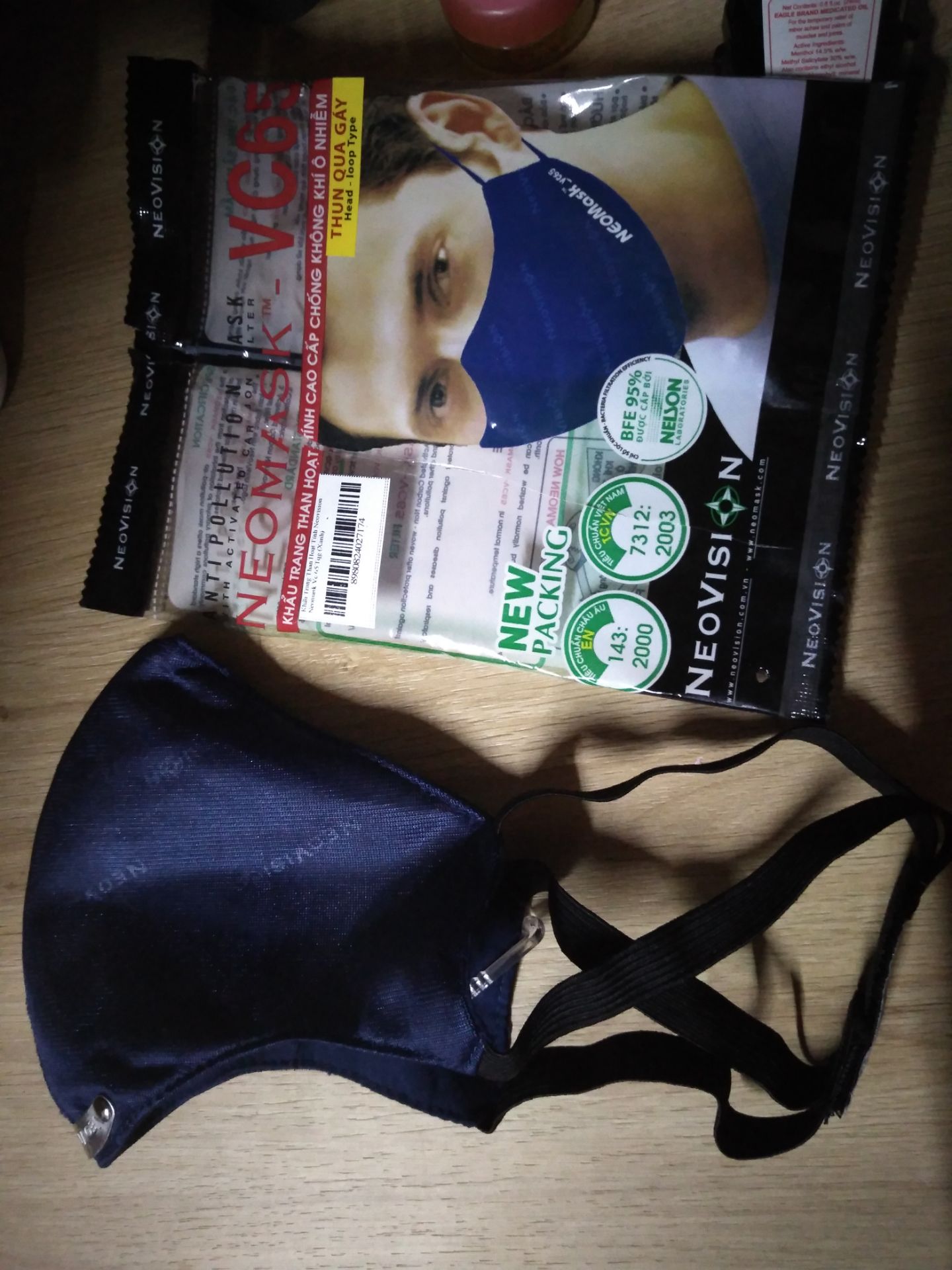 Hình như shop giao nhầm hàng cho mình rồi!? Mình nghĩ là khẩu trang đeo qua tai chứ không phải loại quàng qua đầu như này. Shop hổ trợ đổi lại cho mình nhé?!