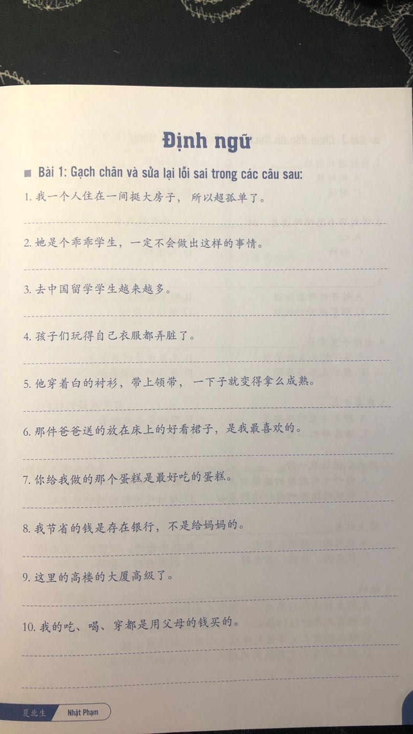 sách đc đóng gói kỹ, hàng giao nhanh
sách có hướng dẫn và diễn giải từng phần của đề rõ ràng cũng như các tips có tính ứng dụng cao