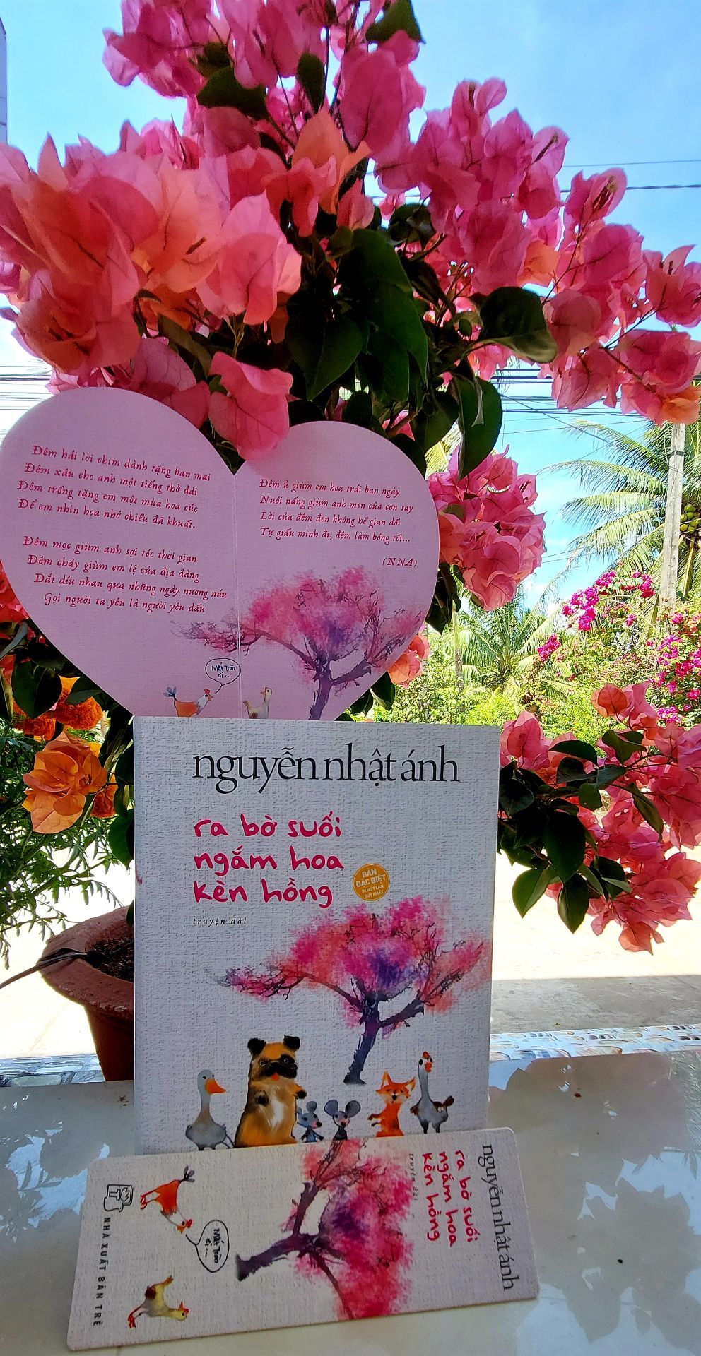 Hơn 10 năm mới mua sách chú Ánh đọc lại. Thực sự cầm trên tay quyển bìa cứng này,mình rất thích luôn. Đẹp từ thiết kế đến bookmark,giấy cũng xịn, bìa áo mịn. Nội dung thì khỏi phải bàm, chú Ánh là một tác giả ở VN giữ phong độ viết qua nhiều năm kiểu "gừng càng già càng cay" ấy.