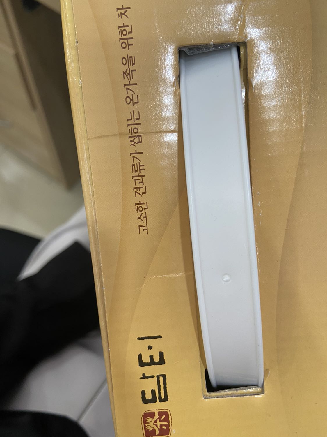 Về sp, bên trong uống tạm đc
Về bao bì bên ngoài, k có tem phụ--->có phải hàng lậu? Cũng k có ngày sx mà có hạn sd.
Hình khi mua là cô gái k cầm ly, hàng giao là cô gái cầm ly.