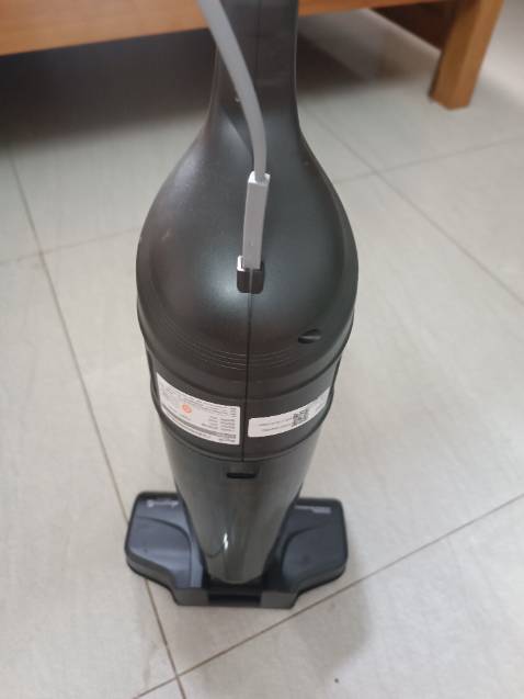 Máy hút rất khoẻ. Tiện dụng, đi kèm với 3 đầu hút sử dụng được vào nhiều mục đích khác nhau. Dây khoảng 3m5. Khá ồn và nóng máy, chỉ tiếc là đặt màu xanh mà shop lại giao màu đen