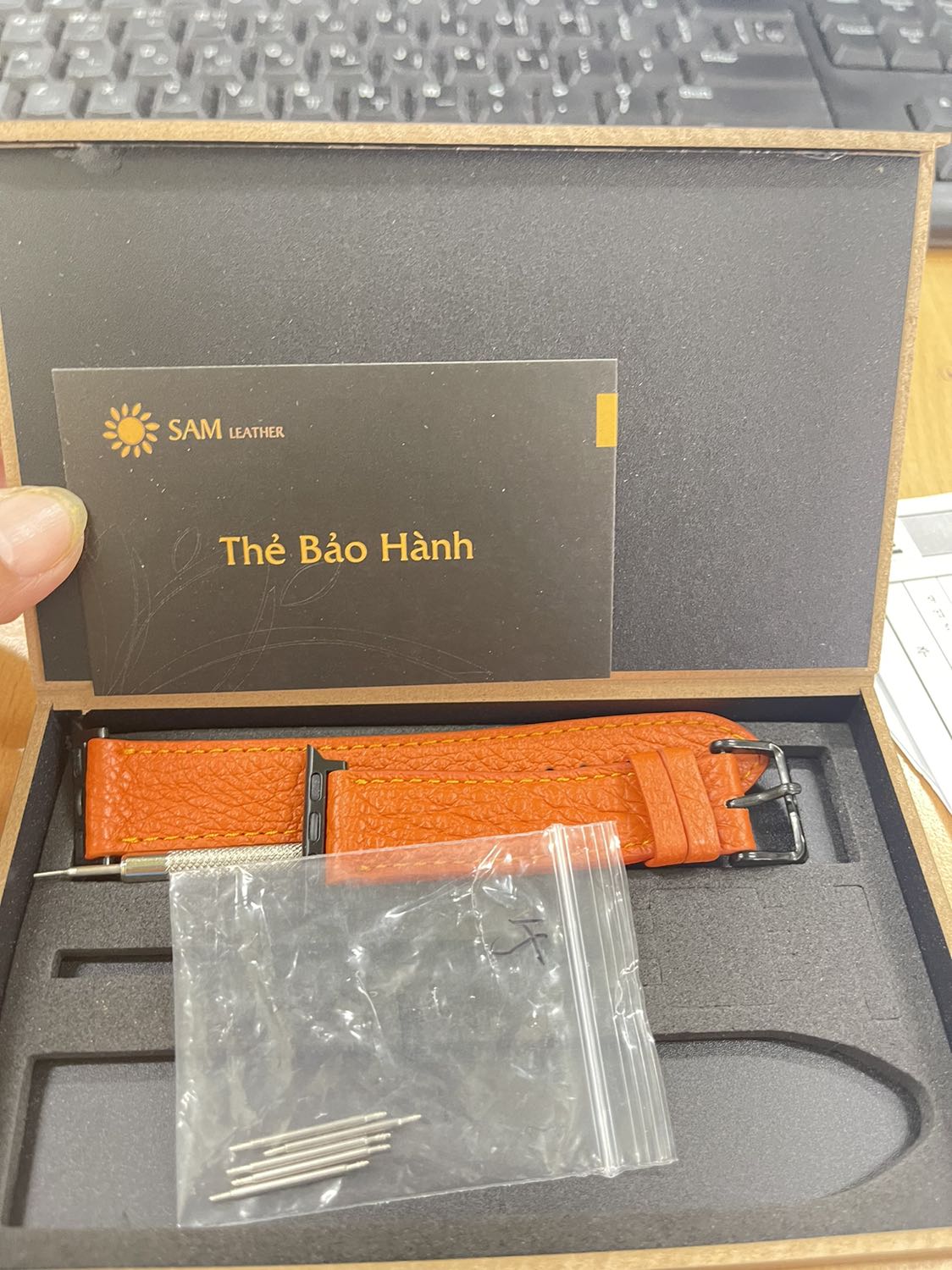 Dây đựng trong hộp rất đẹp,chất liệu da cũng ưng lắm  shop,quá trình xài ok sẽ ủng hộ tiếp