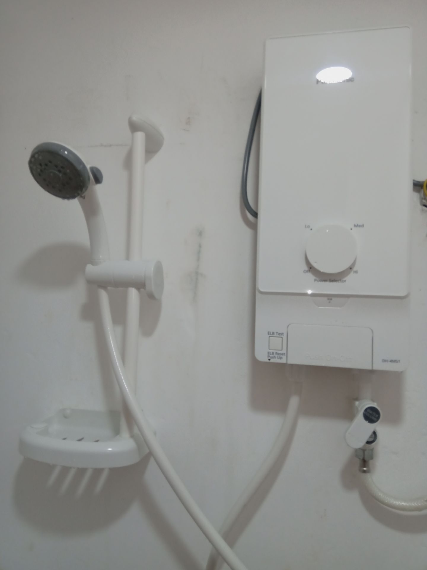 Nhân viên giao và đã lắp đặt, nv tận tình. Máy tốt. 5 sao