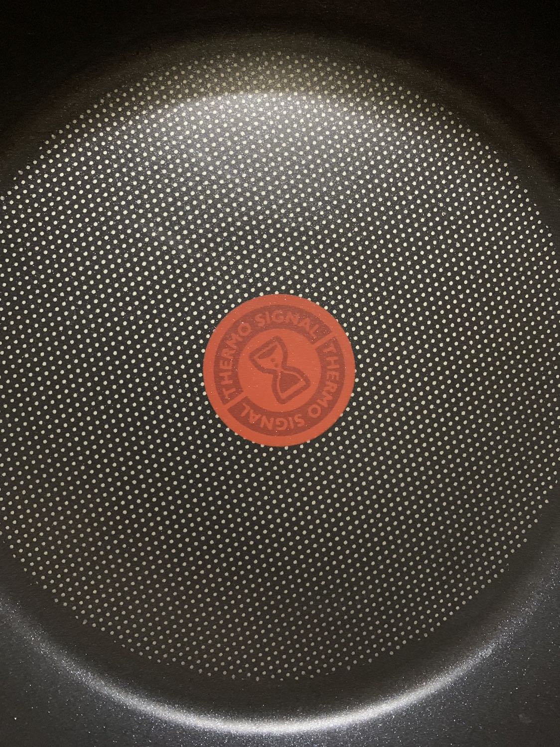 Chảo chống dính tốt, lòng chảo có dấu hiệu nhận biết khi chảo đã đủ nóng, đế chảo phù hợp bếp điện từ. Màu đỏ của Tefal hơi nhạt, gần với màu hồng cánh sen.