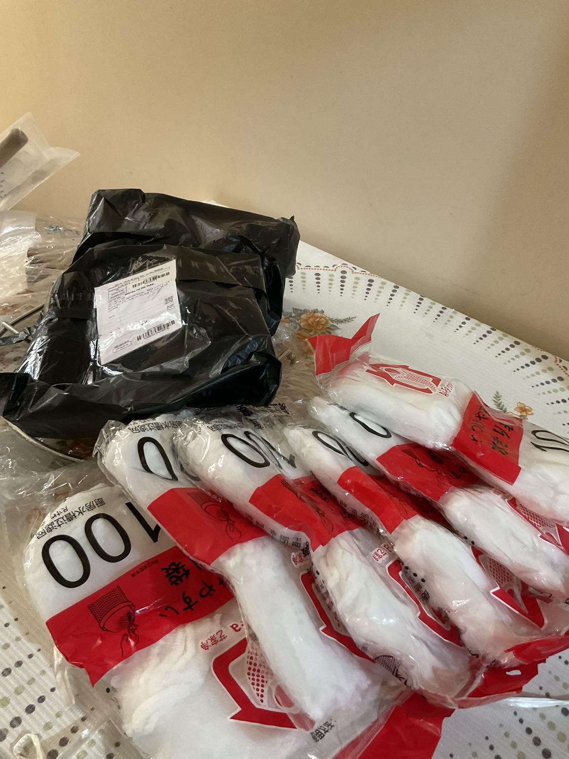 Chọn mua túi lọc rác bao bì màu xanh lá cây nhưng nhà phân phối giao tất cả đều là màu đỏ .Đây là lần thứ 2 mua đã nhận phải như vậy.Mong rằng nhà phân phối nên trung thực với sản phẩm của mình khi bán cho khách hàng