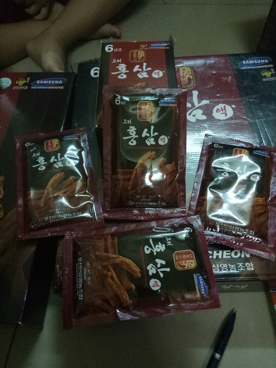 Mình mua sản phẩm về biếu ba mẹ. Nhưng nhận xét như sau:
1.Bao bì sản phẩm bị rách (từng hộp nhỏ bên trong)
2.Sản phẩm gồm 6 hộp, mối hộp 5 gói, nhưng tình cờ phát hiện 1 hộp có 4 gói)
3.Sản phẩm bị móp méo
4.Chụp hai hình để các bạn so sánh, hộp có mã Code để quyets, hộp không có
Mình luôn yên tâm khi mua hàng của TIKI, nên nhận hàng không kiểm tra đến khi chuẩn bị đem đi biếu mới bóc hộp ra, mới phát hiện tình trạng hàng tệ như vậy. Mình rất thất vọng khi đặt niềm tin vào TIKI.
Mong các bạn nên giữ uy tín cho cửa hàng của mình, đừng làm mất niềm tin của khách hàng.