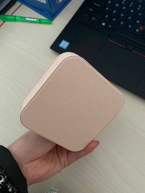 Hộp đẹp lắm nha,  Khoá kéo chắc chắn shop đóng gói cẩn thận, đầy đủ. Các bạn nam nên mua để tặng ngừi iu nè. Mn nên nha