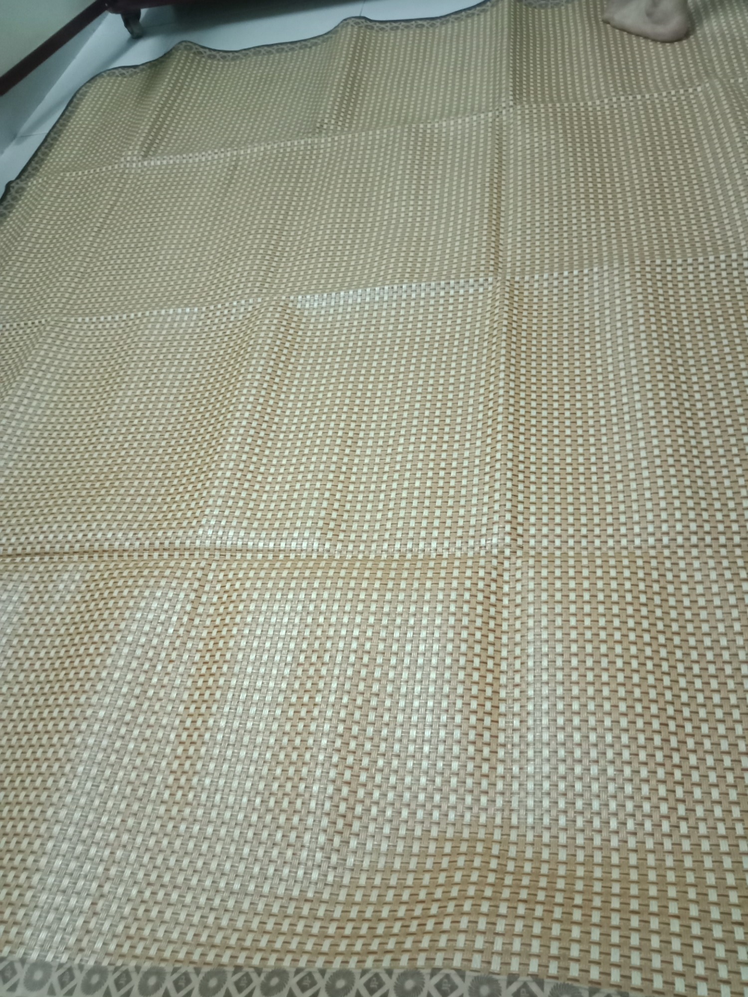 Mình đặt mua sản phẩm này vào 28/9, mới giao hôm nay 3/10. Shop check lại giùm vì chiếu này không có mặt lụa màu tím phía sau như hình quảng cáo. Viền chiếu không phải màu trơn mà lại có hoa văn không giống hình đăng tải. Khá thất vọng với món hàng được nhận