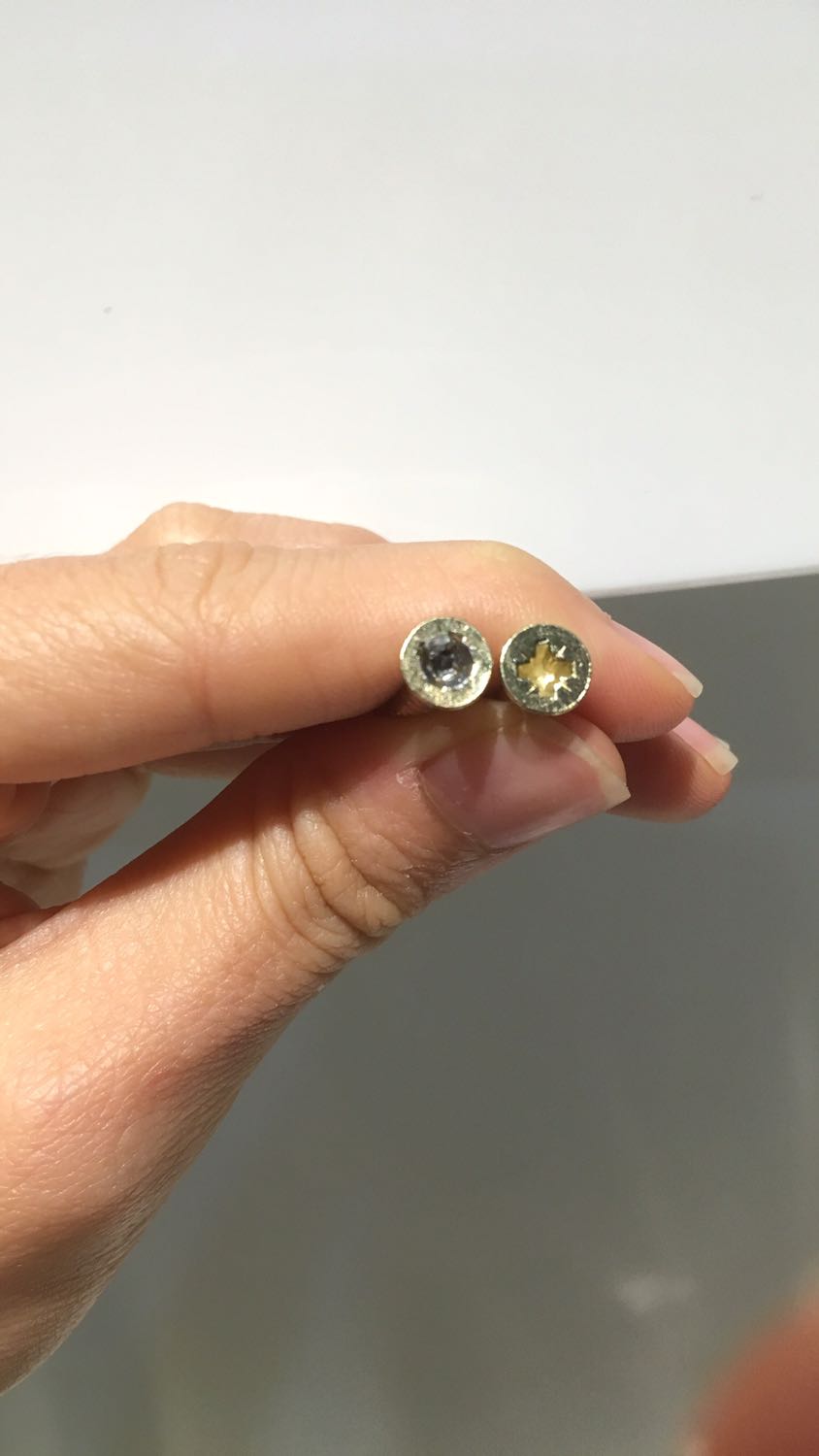 Nhà cửa mới tinh mà vừa lắp cái chốt này vào hư banh chành hết. Mũ của đinh vít vừa dùng tua vít vặn được giữa đường là mũ vít mất hết gờ, vô k vô được, ra không ra được. Nghĩ lại quá hối hận mua cái khoá Việt tiệp 40k xài chắc chắn hơn ba cái thứ giả dối này, giờ phải chờ thay nguyên cái khung cửa nhà chung cư mới nhận, cái chốt bỏ k tiếc mà hư cái cửa nghĩ nó bực gì đâu, năm mới bán hàng có tâm chút pls. Mời tiki thâu lại giùm, không dám mua tiki nữa luôn.