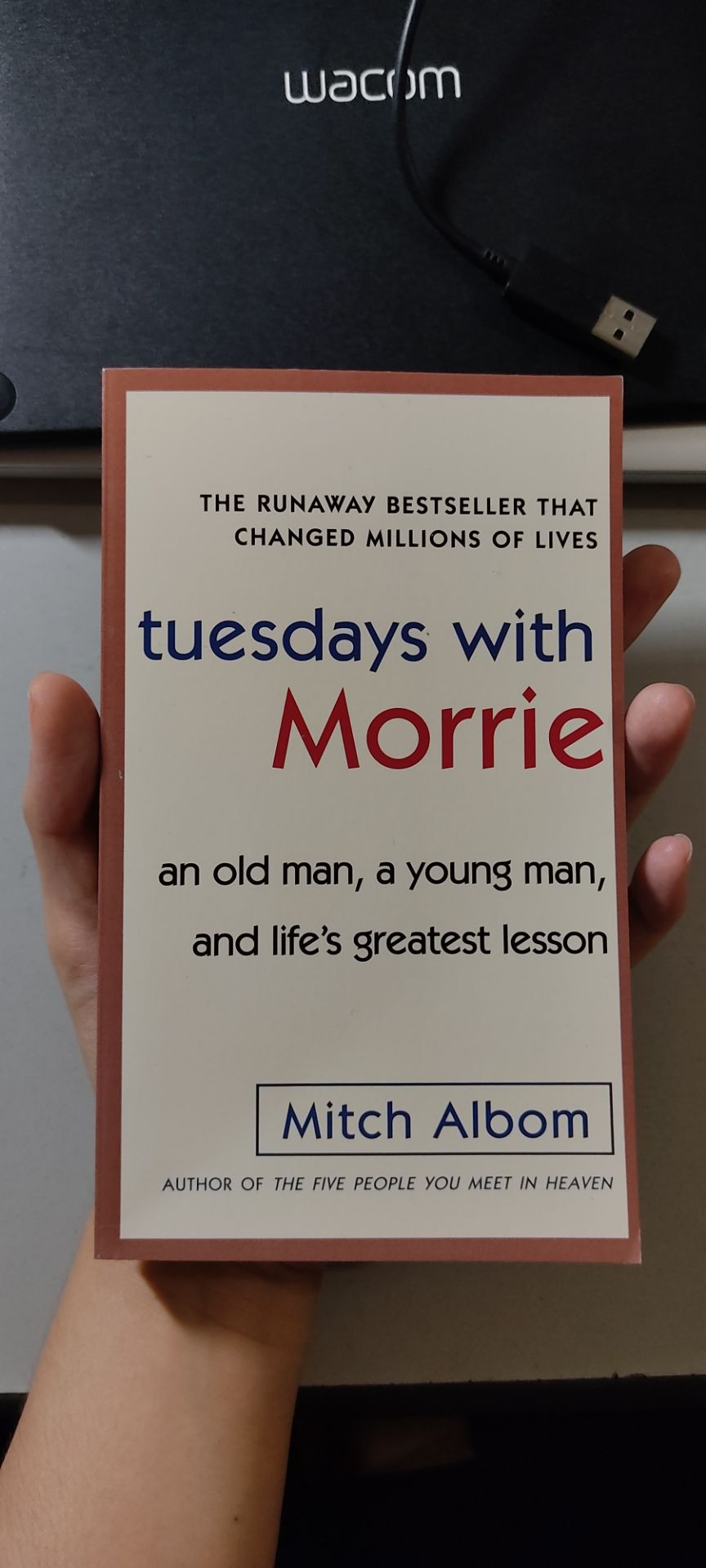 sách giao cực nhanh, mới tiện tay đặt chiều t6 sang chiều t7 đã thấy shipper gọi giao hàng, còn được giảm gần nửa giá bìa :)) 
sách giao rất mới, khổ nhỏ giấy nhẹ kiểu bỏ túi như các dòng sách văn học bằng tiếng Anh thường thấy. quy cách in ấn với giá thành vậy là đúng rồi, bạn nào chê giấy xấu mà còn đắt thì chắc chắn là vì ko quen tiếp cận với dòng sách văn học gốc, đắt hơn bản dịch tiếng Việt mấy lần là chuyện đương nhiên, nhiều cuốn khổ bé bằng nửa cuốn này mà giá tương đương cũng là bt :))
mình đọc xong The five people you meet in heaven nên chạy đi tìm cuốn này mua luôn ko đắn đo, tuy chưa đọc nhưng sách của bác Mitch thì ko có gì phải lo ngại :)) sách giao cực nhanh, mới tiện tay đặt chiều t6 sang chiều t7 đã thấy shipper gọi giao hàng, còn được giảm gần nửa giá bìa :)) 
sách giao rất mới, khổ nhỏ giấy nhẹ kiểu bỏ túi như các dòng sách văn học bằng tiếng Anh thường thấy. quy cách in ấn với giá thành vậy là đúng rồi, bạn nào chê giấy xấu mà còn đắt thì chắc chắn là vì ko quen tiếp cận với dòng sách văn học gốc, đắt hơn bản dịch tiếng Việt mấy lần là chuyện đương nhiên, nhiều cuốn khổ bé bằng nửa cuốn này mà giá tương đương cũng là bt :))
mình đọc xong The five people you meet in heaven nên chạy đi tìm cuốn này mua luôn ko đắn đo, tuy chưa đọc nhưng sách của bác Mitch thì ko có gì phải lo ngại :))