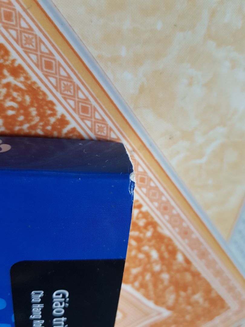 giao hàng nhanh sách không bị nhăn mới như chưa được lật ra nhưng mà sách bị dơ và trầy xước bên ngoài góc thì bị bung nhẹ và vài trang chữ sách bị mất hoặc mờ mong sẽ được cải thiện lại