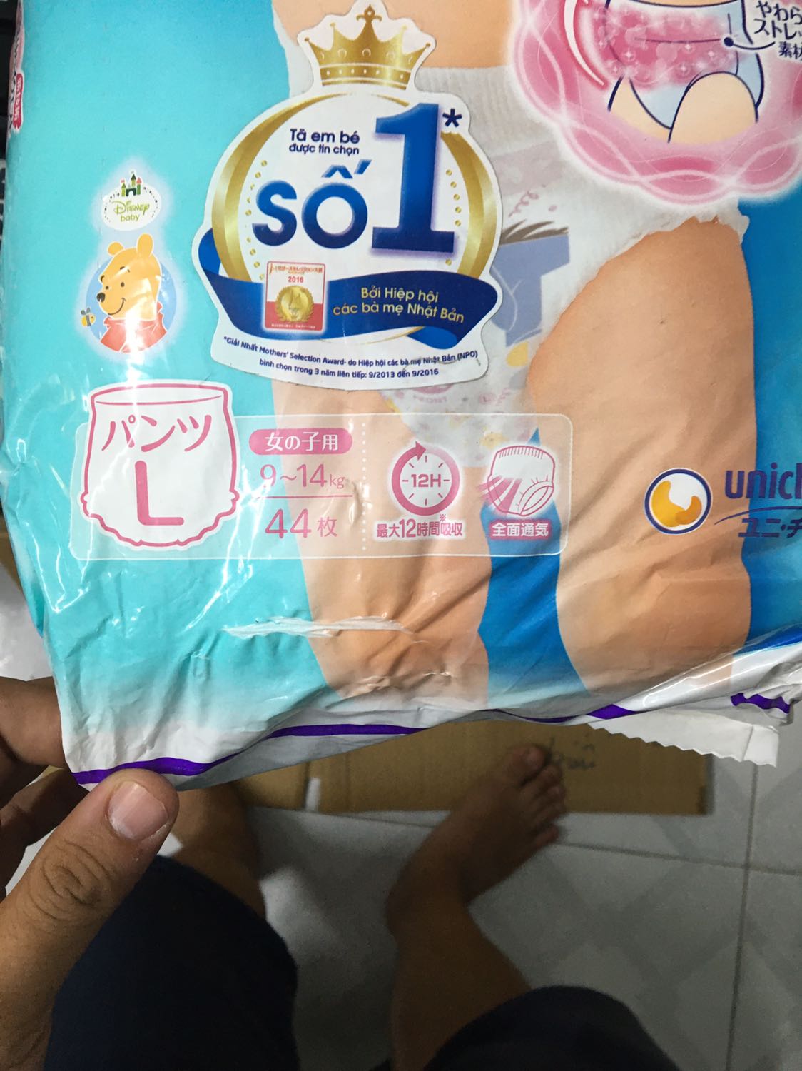 Là một TNDT lớn.  chất lượng ngày càng đi xuống. Đầu năm đi mua hàng thì giao hàng rất bẩn và rách cho khách. tiki nên xem lại kho hàng và mắt của bạn quản lý và bạn gói hàng. Hàng như vậy mà đi giao cho khách. Không có thì hẹn khách, chứ sao lại giao như vầy. Mà đã gặp rát nhiều lần về hàng hoá dơ và rách tại Tiki