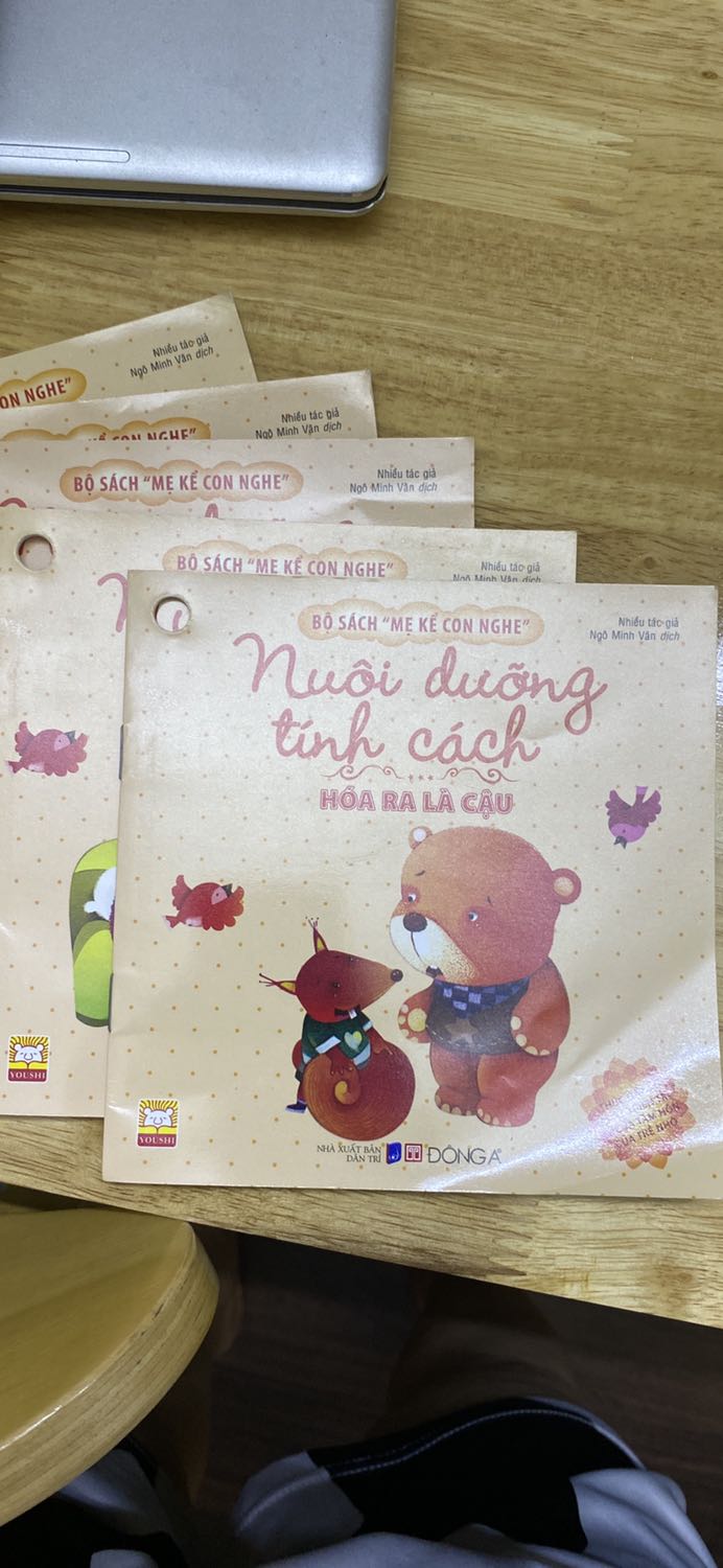 Bộ sách gồm 10 cuốn với các câu chuyện hay, giấy bóng, hình ảnh dạng hoạt hình, dễ thương, mình mua cả 3 bộ cho bé đọc trc khi đi ngủ