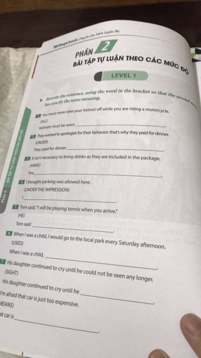 Sách có vẻ dành cho mấy bạn Intermediate trở lên. Mình thấy rất hữu ích, vì giúp cải thiện khả năng tư duy câu rất tốt. Nhược điểm là cấu trúc câu tổng hợp theo kiểu liệt kê, nên bạn nào có nền rồi nhìn vào sẽ ôn được, còn chưa biết gì nhìn vào sẽ ngộp. Sách có đáp án hen.