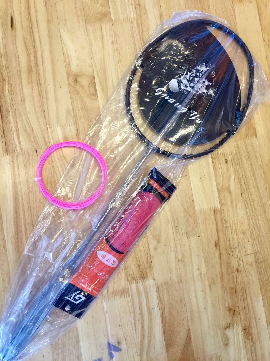 Hàng đến nhanh ghê, mới đặt có 3 ngày mà đã nhận được, màu sắc rất ưng ý, giống y hình mẫu. Lúc nhận hàng, vợt được bỏ vào túi vợt và đóng gói cẩn thận. Khổ nỗi đã mua cây vợt màu đen cho nó nam tính rồi mà shop khuyến mãi dây lưới màu hồng, băng quấn cán màu đỏ, xỉu ngang ???