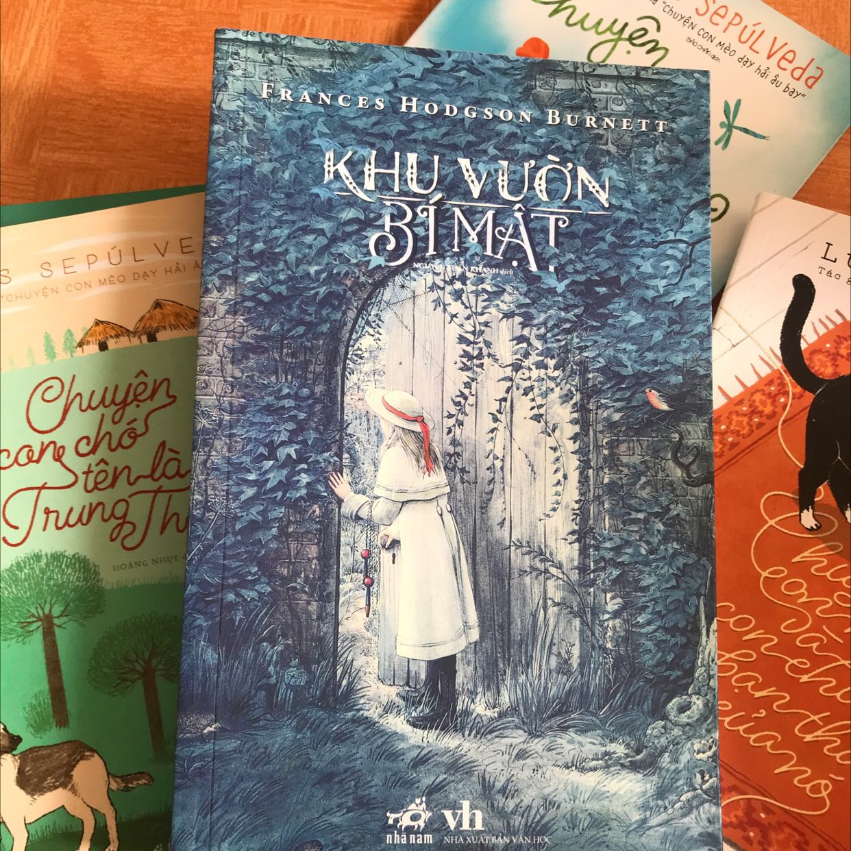 Mình luôn đánh giá cao về tốc độ giao hàng của tiki, nhưng mà tốc độ giao hàng nhanh lại đi kèm với đóng hàng cẩu thả thì thôi không cần đâu nhá. Gói hàng của mình có 8 quyển sách, 2 đồ khuyến mại được ném tùy tiện vào trong 1 cái hộp, không có bọc chống sốc. Hộp hàng giao tới tay mình thì bị thủng 1 lỗ to, không biết là do quá trình vận chuyển bị va đập hay có người cố tình cạy ra (đơn giá trị cao lại được thanh toán trước rồi nên muốn tráo hàng hay gì??). 1 trong 2 món hàng khuyến mại thì không thấy đâu, không biết là do bị rơi từ cái lỗ kia hay là đóng thiếu hàng nữa. Tóm lại là lần đặt hàng này tại tiki khiến mình rất thất vọng.