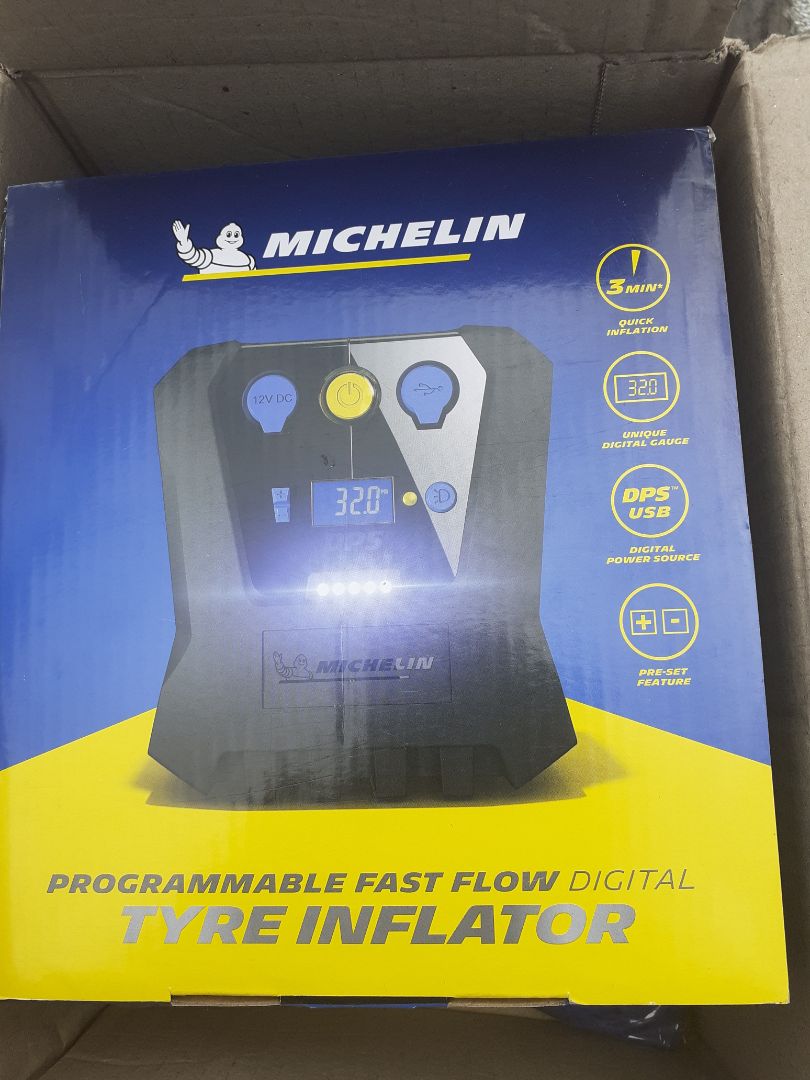 shop đóng gói hàng nhanh,gon,vận chuyển nhanh.hàng đúng thương hiệu.máy hoạt động tốt .độ bền còn chờ thời gian. lưu ý anh em nào mua máy bơm này về muốn sử dụng điện nhà 220v bơm xe 2 bánh phải mua thêm adacter 220v xuống12v ,10a đầu tẩu thuốc , thì mới cắm điện nhà bơm xe 2 bánh được