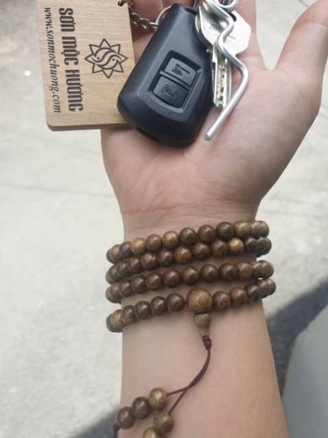 Giao hàng nhanh, có mùi thơm nhẹ, vòng đeo vừa tay, đẹp, shop có tặng thêm móc khóa sơn mộc hương