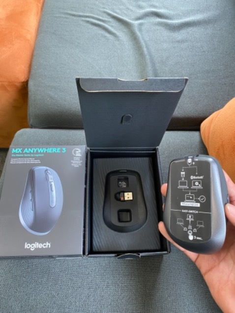 sản phẩm chính hãng, cảm giác nhẹ hơn đời 2, nút cuộn chỉ có 1 chế độ lăn, độ nhạy và mượt thì không cần bàn cãi về chất lượng của Logitech, tóm lại khá hài lòng...