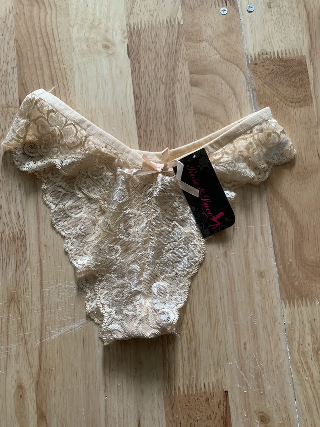 Chọn mua mẫu này giao mẫu khác. Lần đầu tưởng giao nhầm thôi để mặc luôn, đặt lại lần 2 ráng mua cho được đúng mẫu lại giao đúng cái mẫu này!!! Tào lao thiệt!