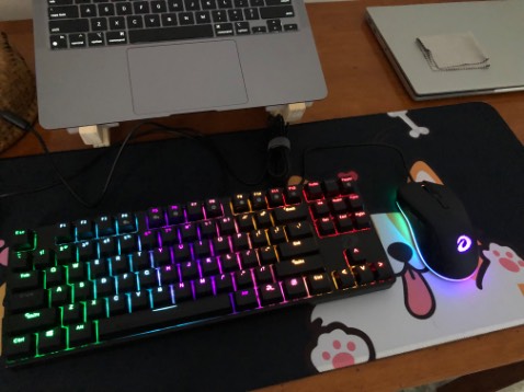 Shop giao hàng nhanh. Chuột rất đẹp, rất ngon so với giá tiền bỏ ra 😍 chuột có dải led chạy xung quanh, làm việc vào buổi tối nhìn ưng cực kỳ. Mình rất hài lòng về sản phẩm. K thể k vote cho shop 5 sao